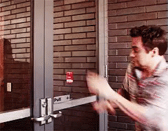 Imagen graciosa sobre una puerta cerrada y alguien tratando de abrir.